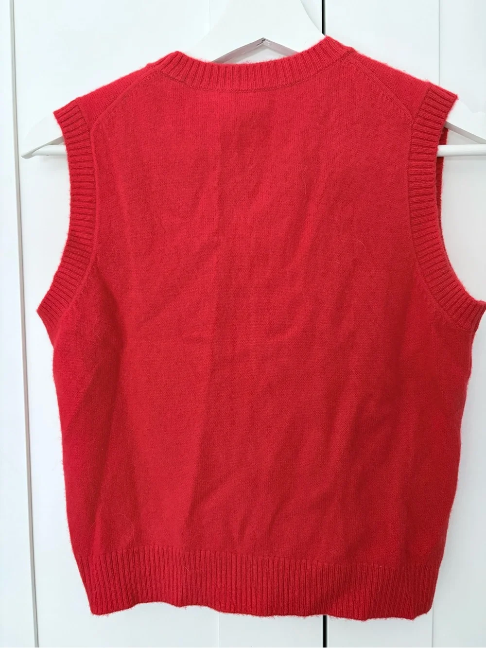 Doen Louden sweater tank in Carmine. 100% cashmere. Size Small